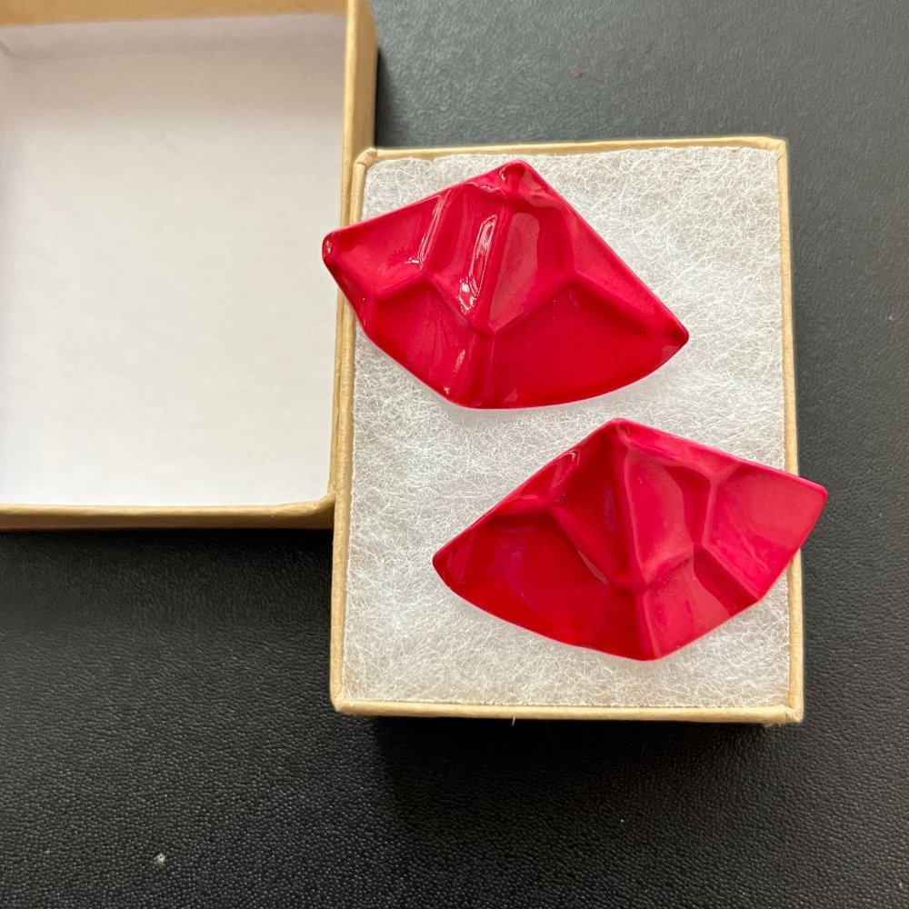 Strawberry red scallop fan earrings, vintage, retro, studs, 1950s, $10 bundled